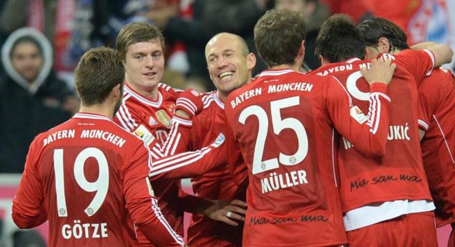 Los jugadores del Bayern celebran uno de los goles al Leverkusen.