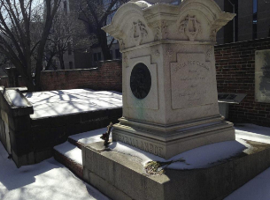 Tumba del escritor Edgar Allan Poe en Baltimore.