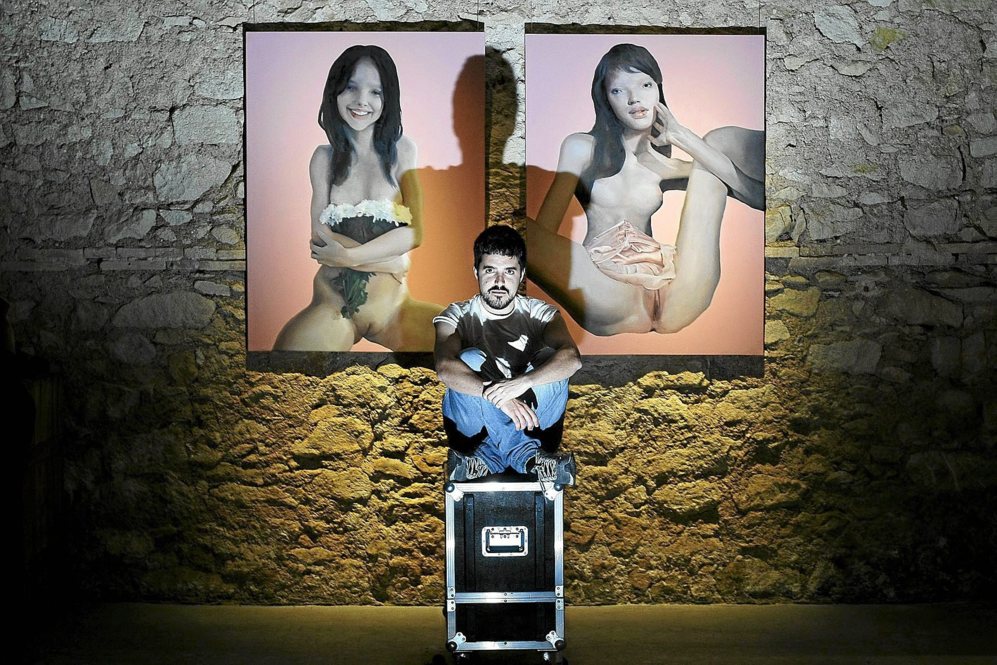 Juan Palomares posa frente a dos de sus cuadros de la exposicin