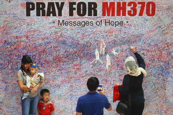Muro para escribir mensajes de esperanza en el aeropuerto de Kuala...