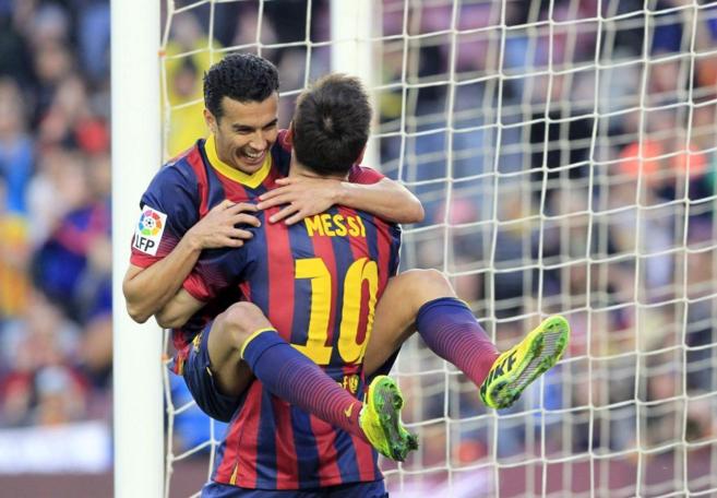 Pedro festeja con Messi uno de los goles de La Pulga.