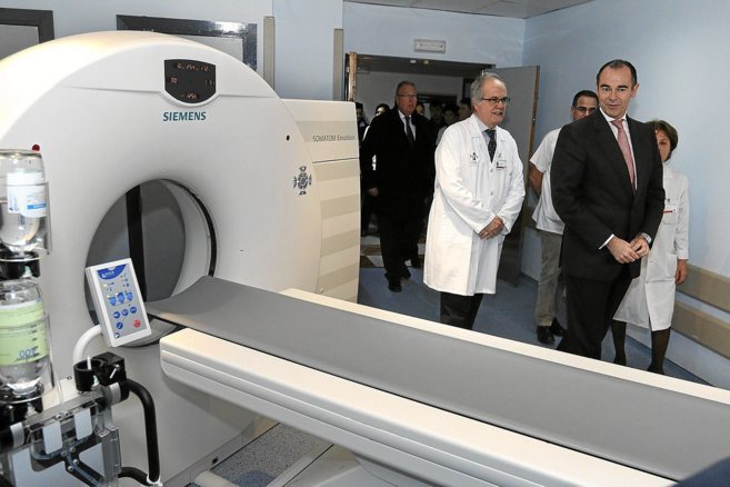 El conseller Llombart en la visita la nueva unidad de TAC del Hospital...