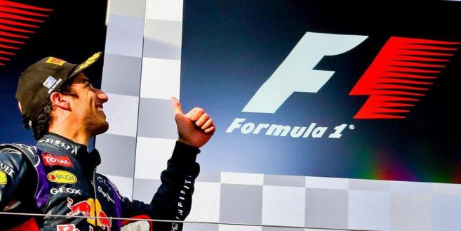 Ricciardo, en el podio de Melbourne antes de ser descalificado.