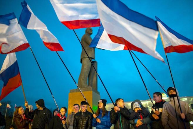 Varias personas ondean banderas crimeas, ayer, en la Plaza Lenin de...