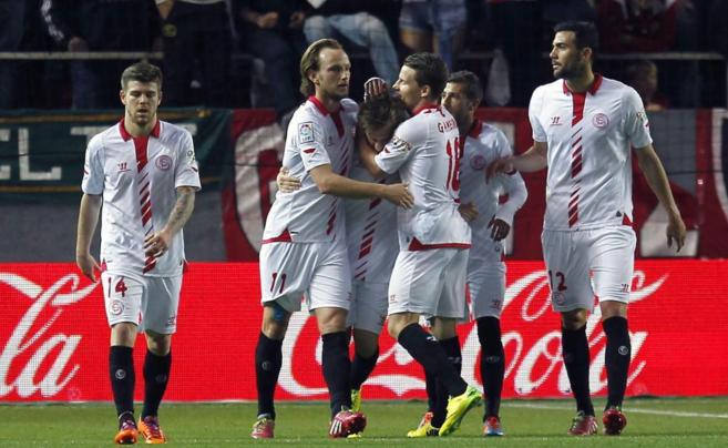 Los jugadores del Sevilla celebran un gol.