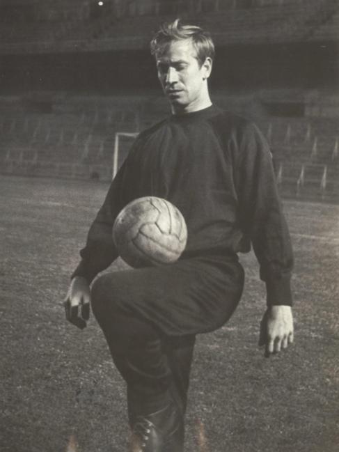 Bobby Charlton se entrena en Madrid, antes de un partido del United en...