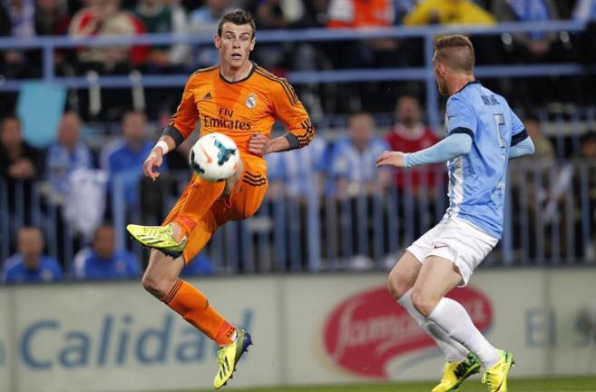 Bale trata de controlar la pelota ante Antunes.