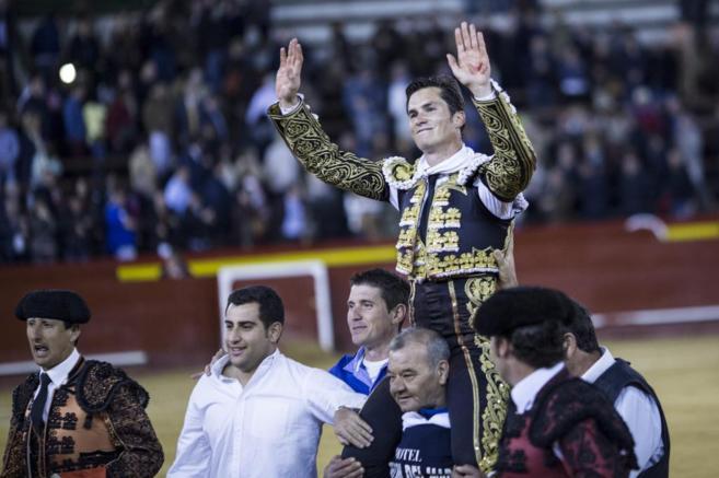 Daniel Luque sale a hombros de la plaza de toros de Valencia.