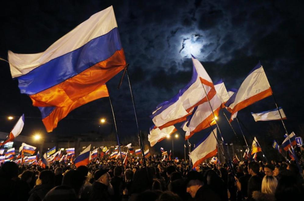 Banderas rusas ondean en la noche de Simferopol.