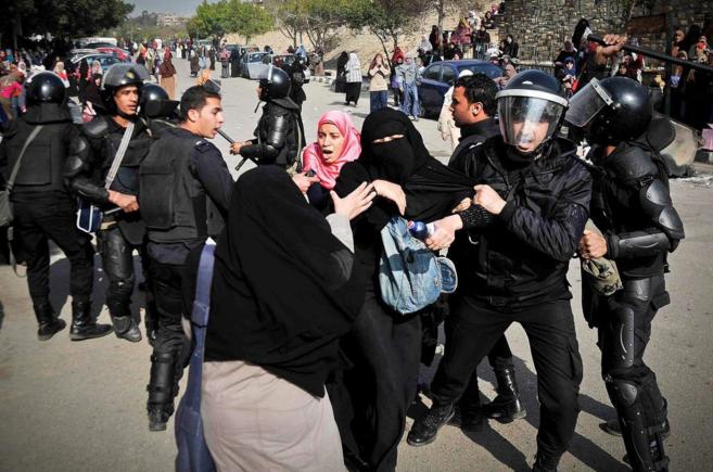 Detencin de mujeres en la Universidad de Al Azhar.