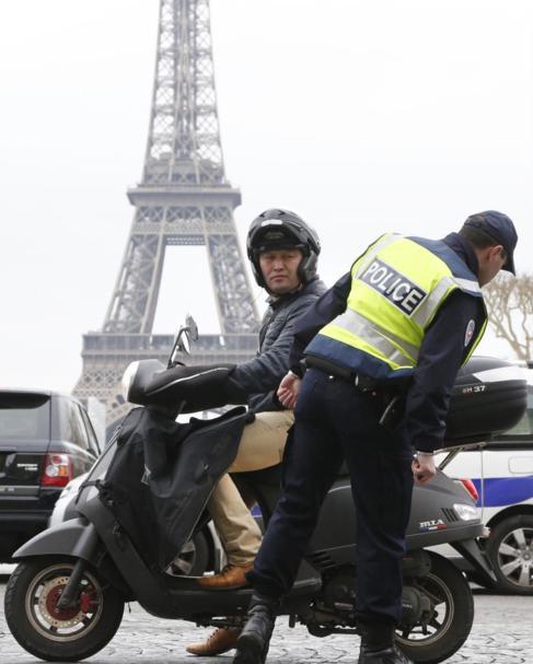 Un policía comprueba la matrícula de una moto frente a la Torre...