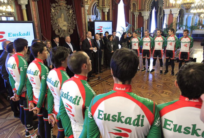 El equipo Euskadi, hoy en el Ayuntamiento de Bilbao.