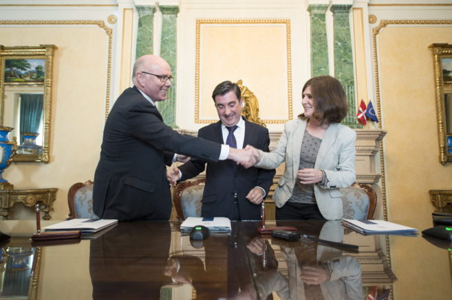 José María Iruarrizaga (PNV),  Aitor Uribesalgo (PP) y Helena Franco...