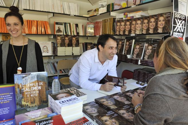 David Rocasolano, en la Feria del Libro del ao pasado, firmando...
