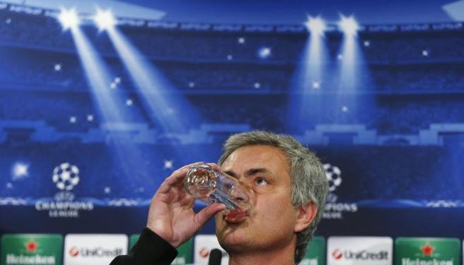 Mourinho bebe agua durante la rueda de prensa previa al duelo ante el...