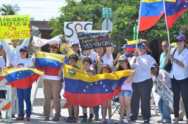 Un grupo de venezolanos pide ayuda a Obama en Miami.