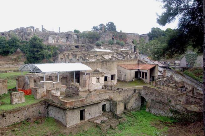 Ruinas restauradas de la aldea de la Edad del Bornce, en la ciudad de...