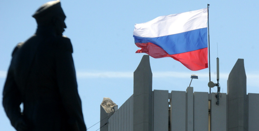 17 de Marzo de 2014. Una bandera rusa ondea en la azotea del...