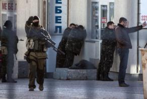 Soldados rusos arrestan a soldados ucranianos.