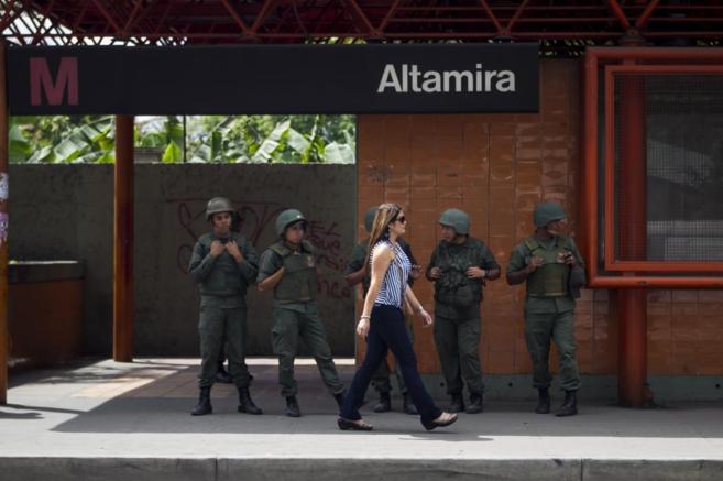 Efectivos de la Guardia Nacional Bolivariana custodian las calles de...