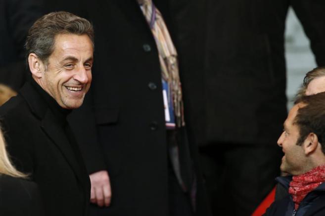 El ex presidente francs Nicolas Sarkozy disfruta en las gradas en un...