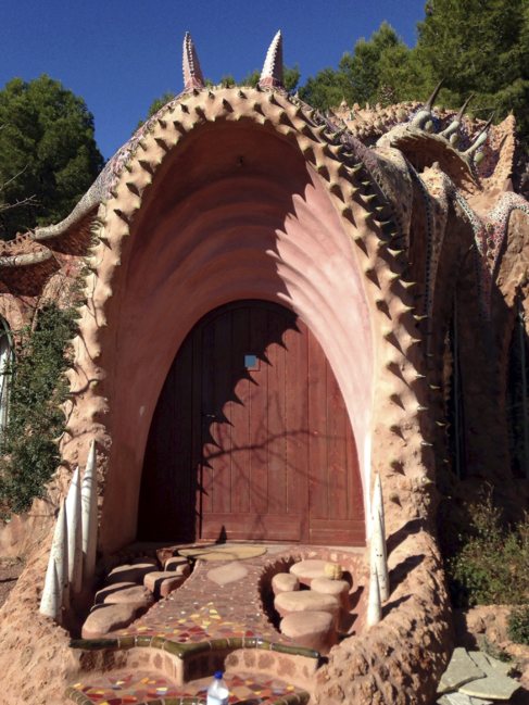 Expediente a Perico Sambeat por vivir en la casa 'Dragón' de Gilet, Comunidad Valenciana