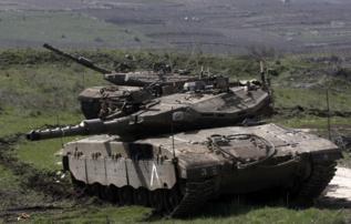 Tanques israeles toman posiciones junto a la frontera siria.
