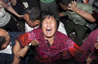Una familiar de los pasajeros rompe a llorar en Kuala Lumpur.