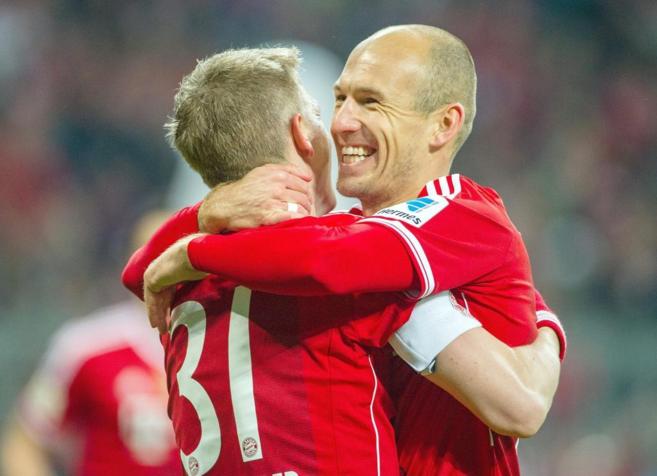 Robben celebra uno de sus goles junto a Schweinsteiger.