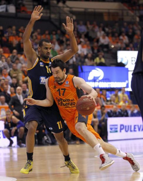 El escolta del Valencia Basket Rafa Martnez encara la canasta.