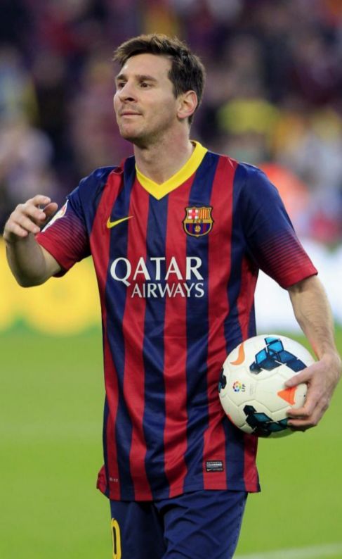 Leo Messi se lleva el baln tras el 'hat-trick' ante...