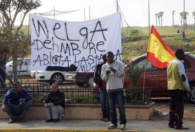 Un grupo de inmigrantes ante la puerta del CETI de Melilla.