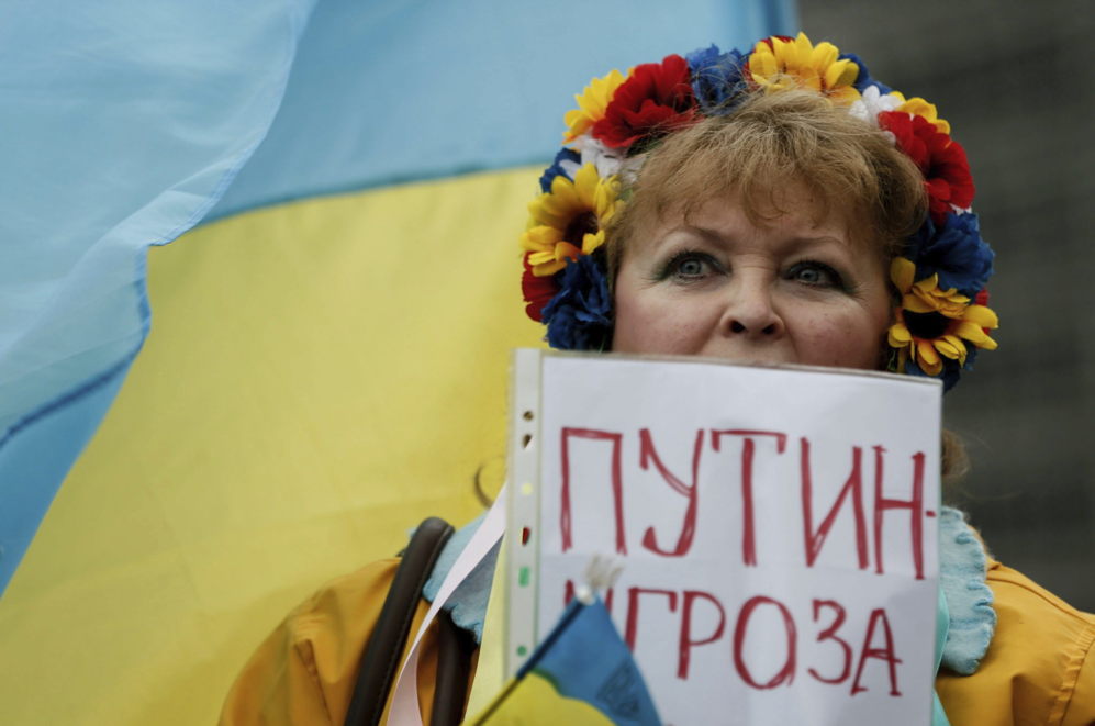 Activistas pro ucranianos se manifiestan durante una protesta contra...