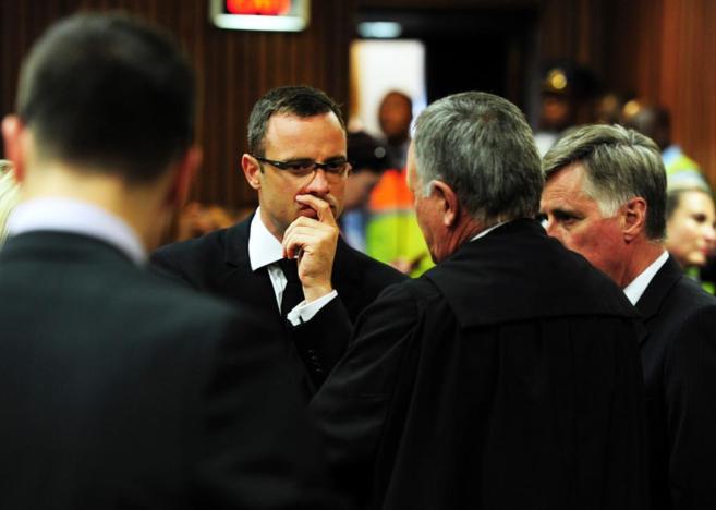 Oscar Pistorius escucha a los letrados durante el juicio.