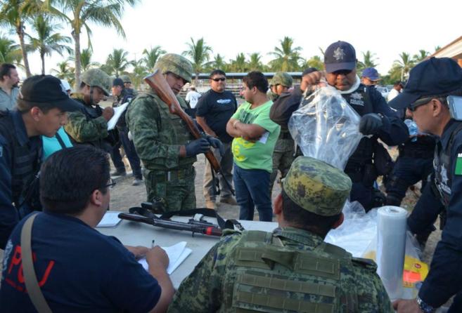 Un grupo de las Autodefensas de Michoacn, junto a varios policas.