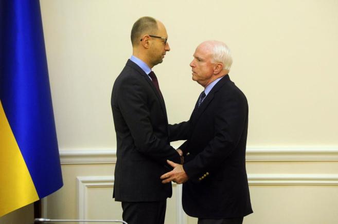 El primer ministro Arseni Yatseniuk saluda al senador John McCain, el...
