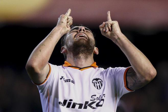 El delantero valenciano Paco Alccer celebra su gol ante el...