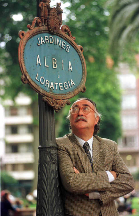 El alcalde Azkuna, en los jardines de Albia.