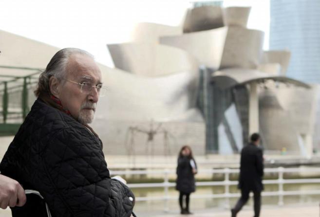 Iaki Azkuna junto al Guggenheim, uno de los smbolos de la ciudad...