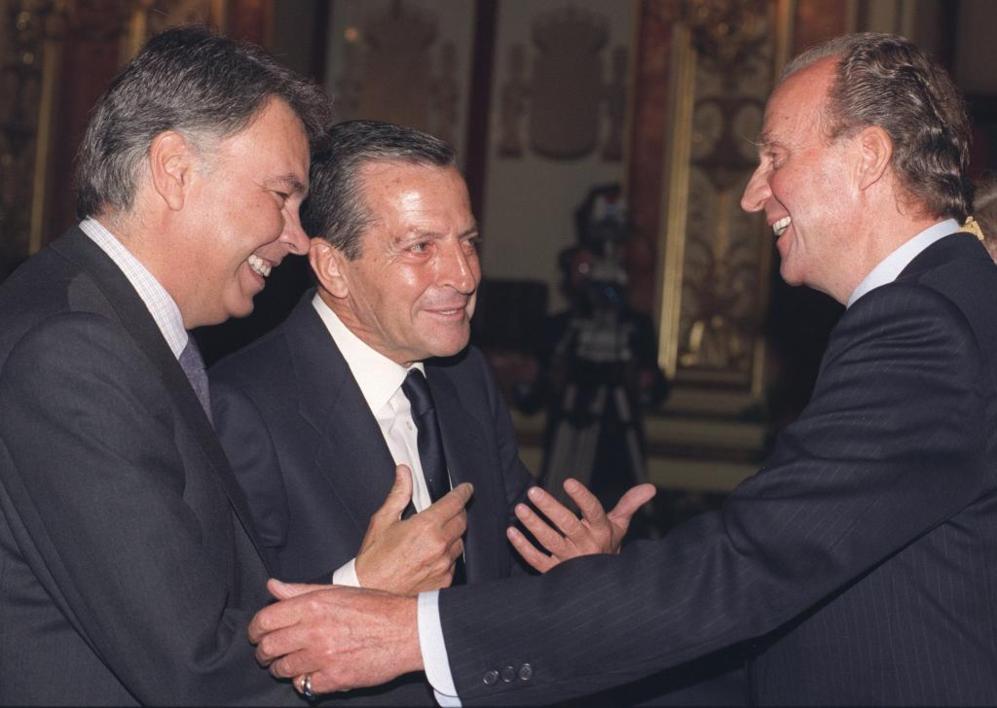 Adolfo Surez con Felipe Gonzlez y el Rey Juan Carlos, la persona que apost por l para nombrarle presidente del Gobierno. En la imagen, conversan animadamente durante la apertura de la VI Legislatura, en el Congreso de los Diputados en el ao 96.