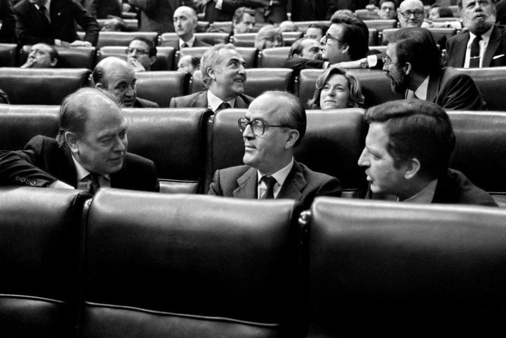 De izda. a dcha., Pujol, Calvo Sotelo y Surez  en el Congreso de los Diputados.