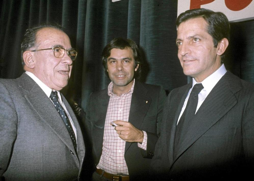 Adolfo Surez con Santiago Carrillo (izda.) y Felipe Gonzlez. El 9 de abril de 1977, Surez legaliz el Partido Comunista y el 28 del mismo mes, legaliz los sindicatos.