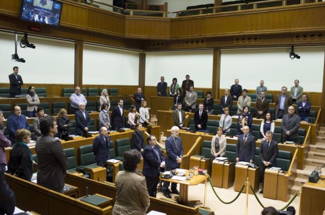 El pleno del Parlamento Vasco guarda un minuto de silencio en memoria...