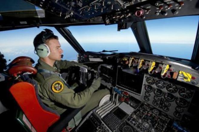 Piloto de la Royal Australian Air Force buscando el avin...