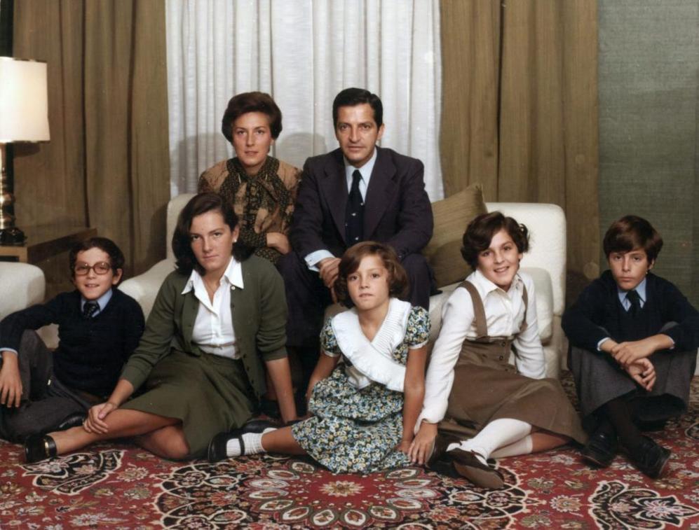 Adolfo Surez, junto a su esposa Amparo Illana (fallecida de cncer en 2001), y sus hijos (de izda a dcha) Javier, Marian, Sonsoles, Laura y Adolfo, en el Palacio de la Moncloa en una imagen de archivo de 1977.