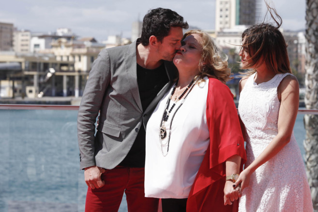 Paco León besa a su madre, Carmina Barrios, bajo la mirada de su...