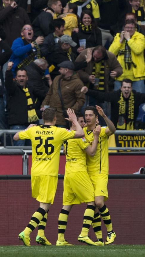 Los jugadores del Borussia celebran el gol de Lewandowski.