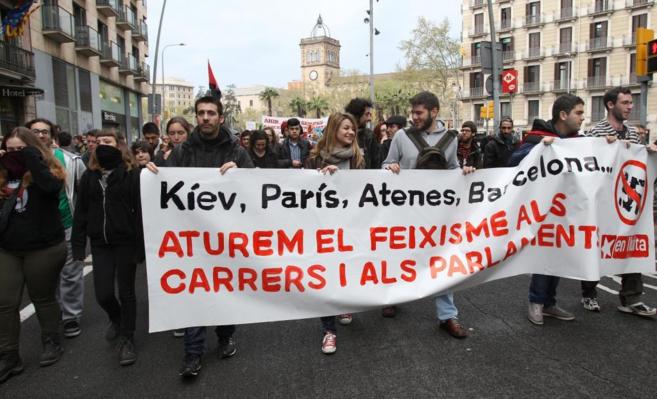 Medio millar de personas se manifiestan en Barcelona contra el racismo ...