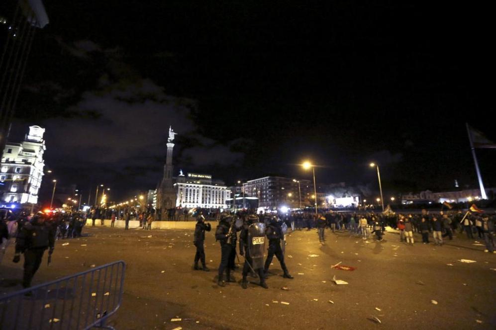 Policas antidisturbios en la Plaza de Coln