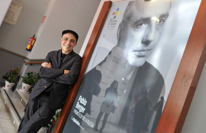 El director Pablo Berger, en el Teatro Cervantes junto al cartel de su...
